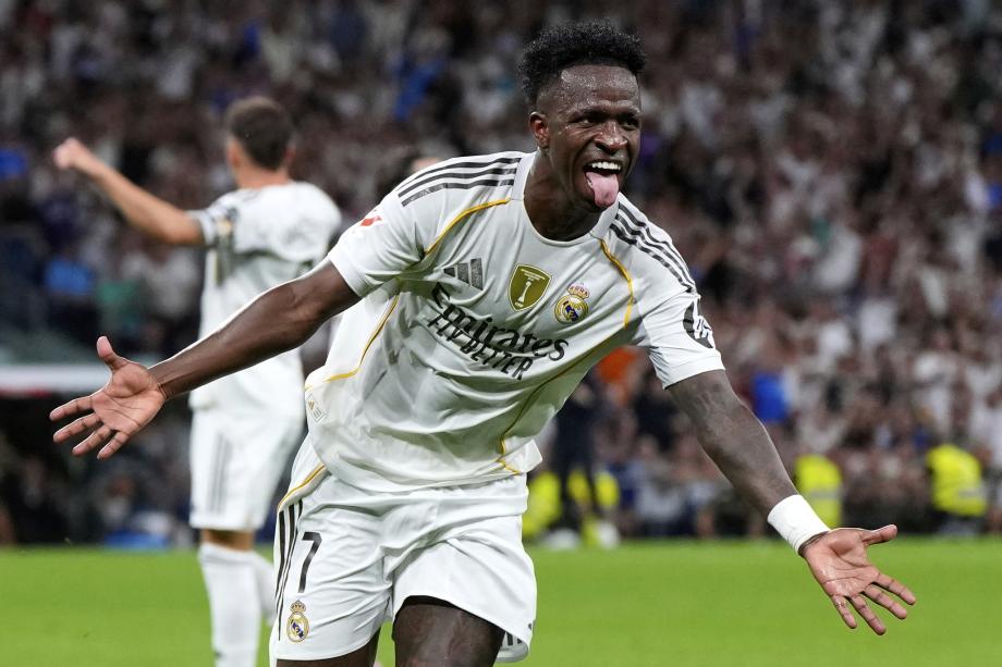 中场球员尼 中场球员尼